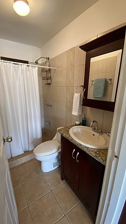 Salle de bain du bas avec douche.