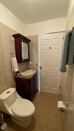 Salle de bain du bas avec douche.