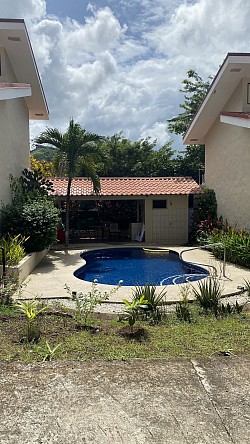 Terrasse et piscine en face de notre Condo.